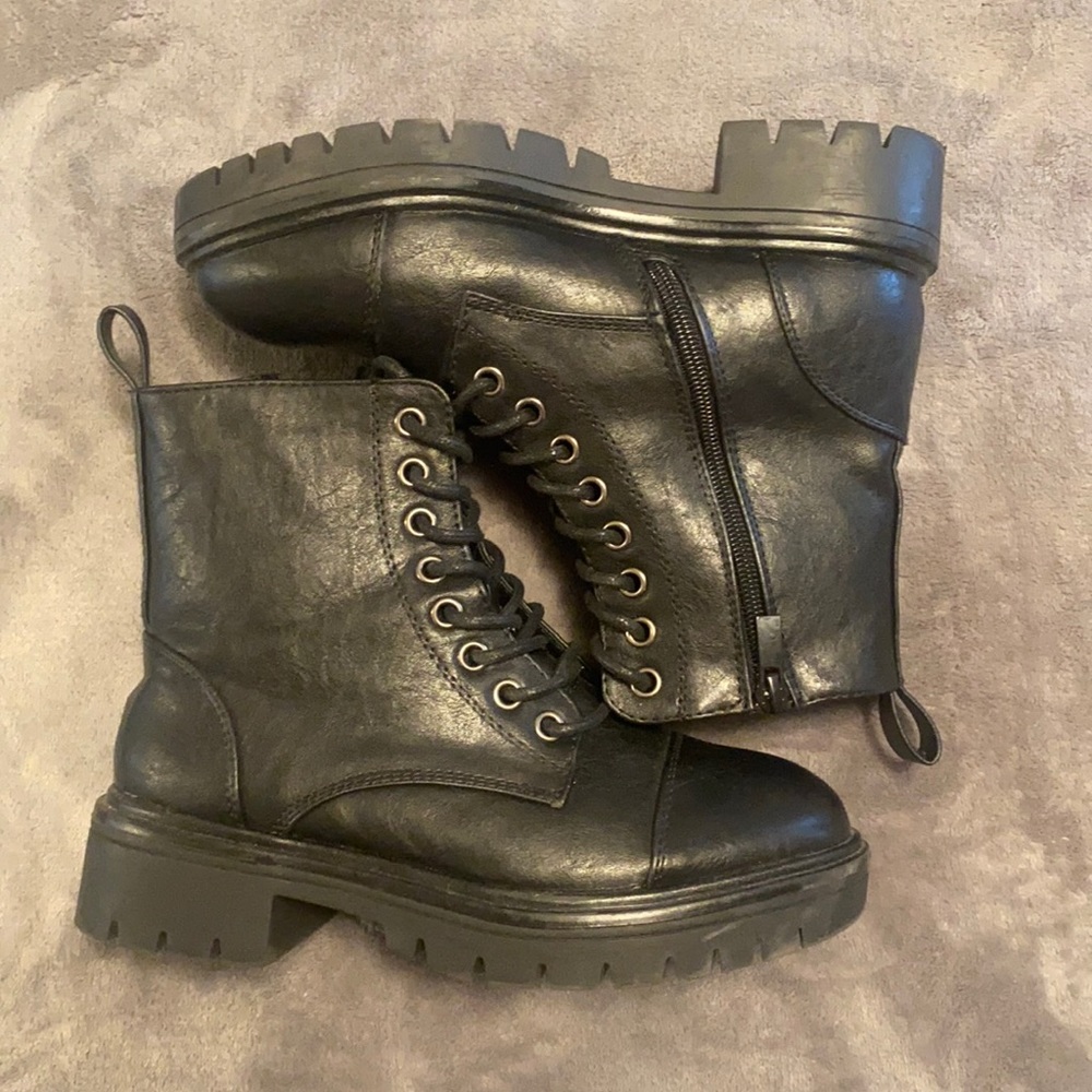 BLACK BOOTS
